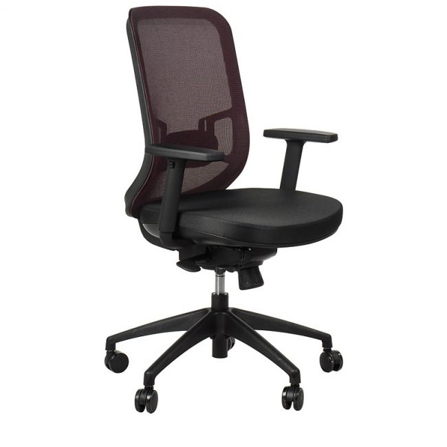 Juodos spalvos ergonominė biuro kėdė su reguliuojamais porankiais ir sėdynės slydimo sistema