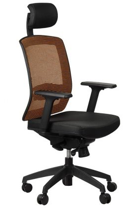 Juodos ir rudos spalvos ergonominė biuro kėdė su sinchroniniu mechanizmu.
