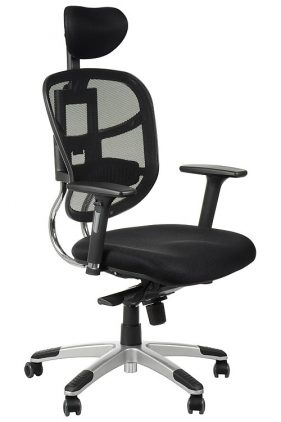 Juoda ergonominė biuro kėdė kurios pagrindas pagamintas iš nailono.