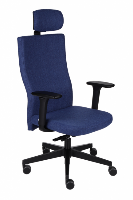 Mėlyna biuro kėdė su porankiais ir galvos atlošu. Biuro kėdė yra su minkštais ratukais.