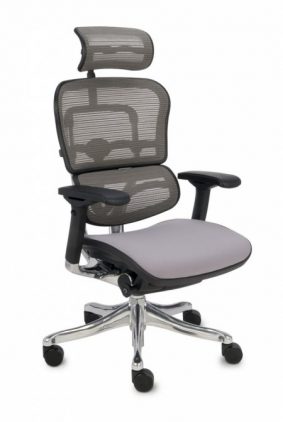 Pilkos spalvos ergonominė biuro kėdė su reguliuojama sėdynės gylio funkcija.