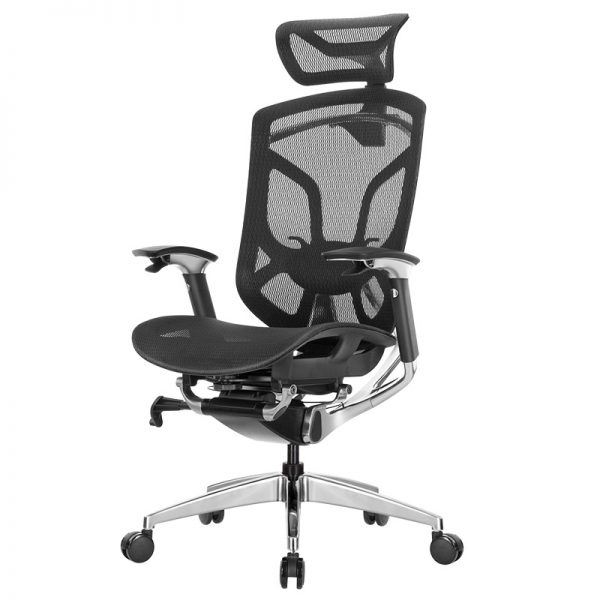 Juodos spalvos ergonominė biuro kėdė su reguliuojamu galvos atlošo mechanizmu. Kėdės atlošas lankstomas iki 160 laipsnių kampo.